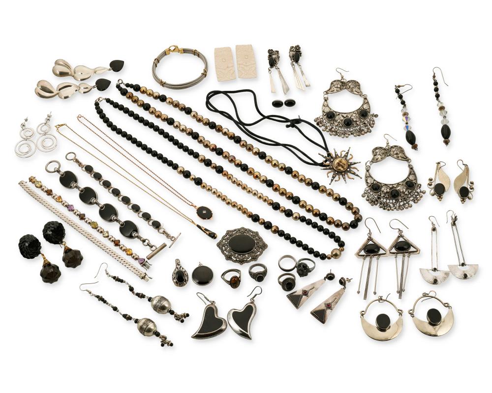 A GROUP OF SILVER AND STONE SET JEWELRYA