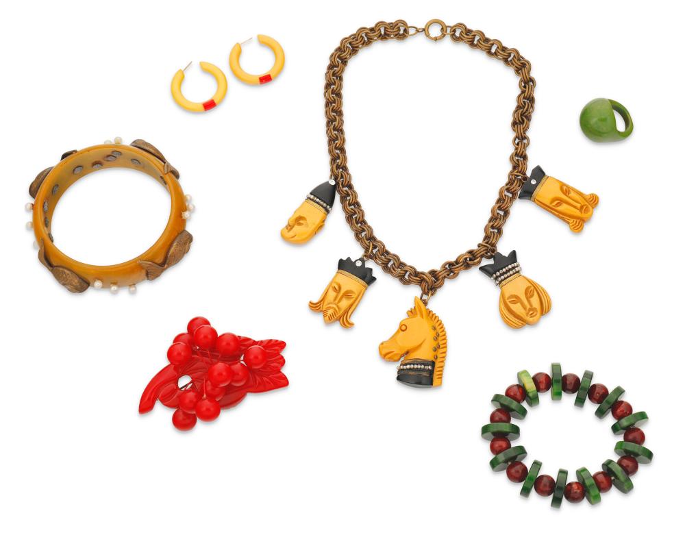 A GROUP OF BAKELITE-STYLE JEWELRYA group