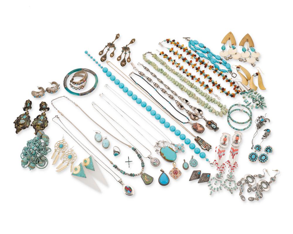 A LARGE GROUP OF JEWELRY INCLUDING