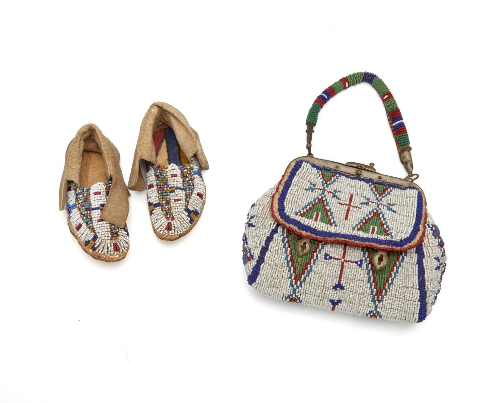 A SIOUX BEADED BAG AND PAIR OF 343cf5