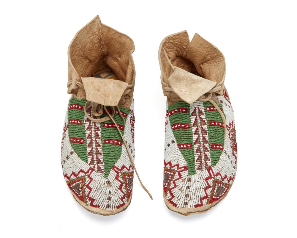 A PAIR OF PLAINS INDIAN BEADED 343cfd