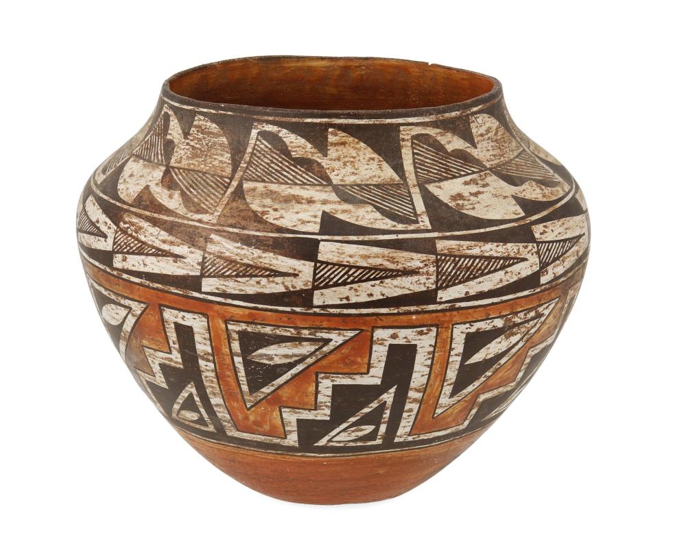 AN ACOMA POTTERY OLLAAn Acoma pottery