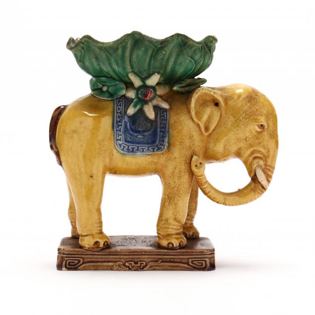 A CHINESE PORCELAIN ELEPHANT SCULPTURE