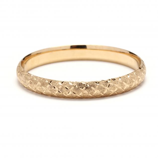 GOLD BANGLE The round hinged bangle