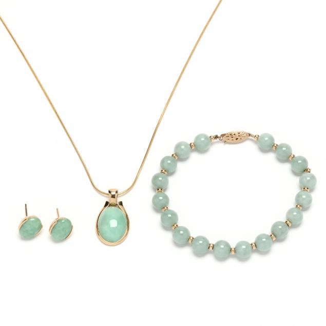 GOLD AND JADE PENDANT NECKLACE,