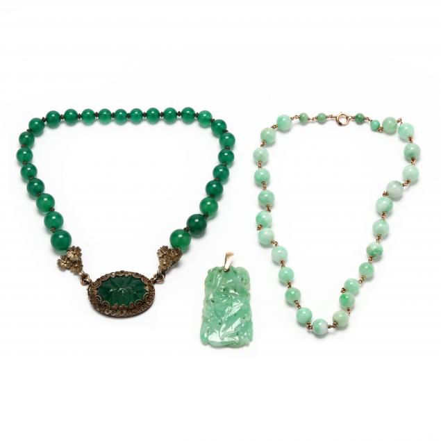 TWO JADE JEWELRY ITEMS AND A GLASS 346c1b