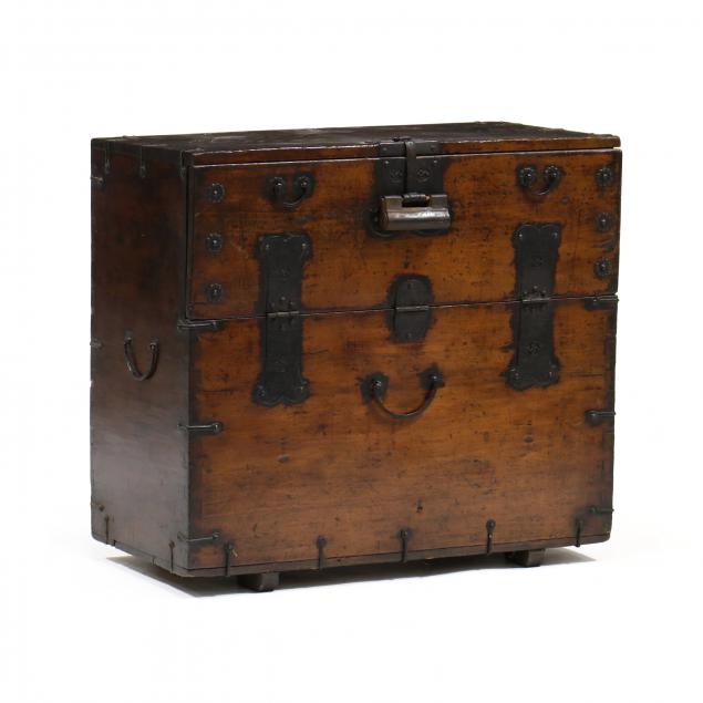 AN ANTIQUE KOREAN TANSU CHEST 