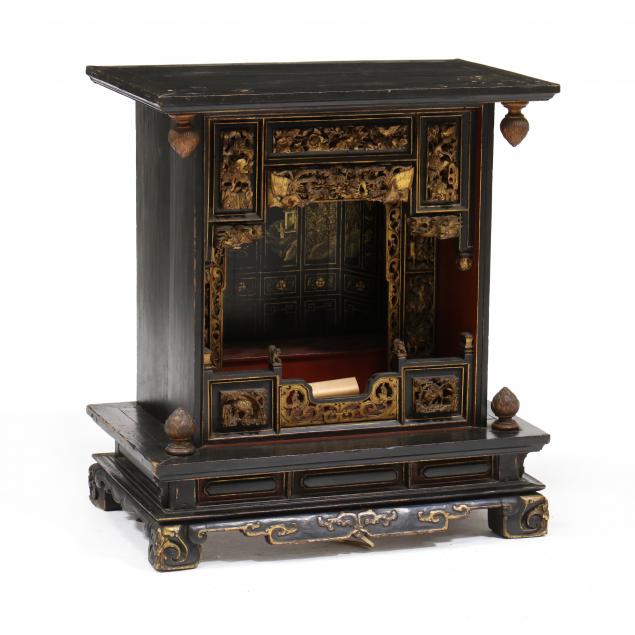 A CHINESE LACQUERED AND GILT WOOD