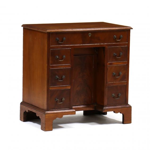 CHIPPENDALE STYLE DIMINUTIVE MAHOGANY 346d1f