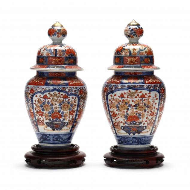 A PAIR OF IMARI COVERED JARS Late 346ede