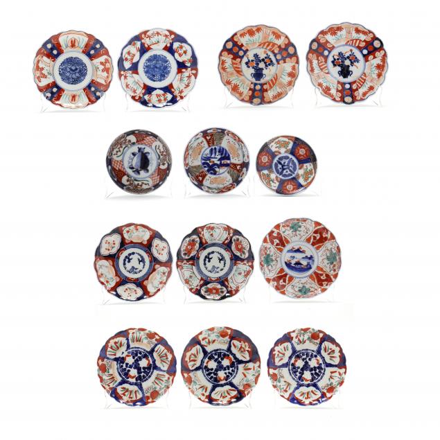 A GROUP OF THIRTEEN JAPANESE IMARI 346ee5