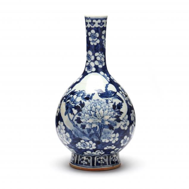 A CHINESE BLUE AND WHITE PORCELAIN