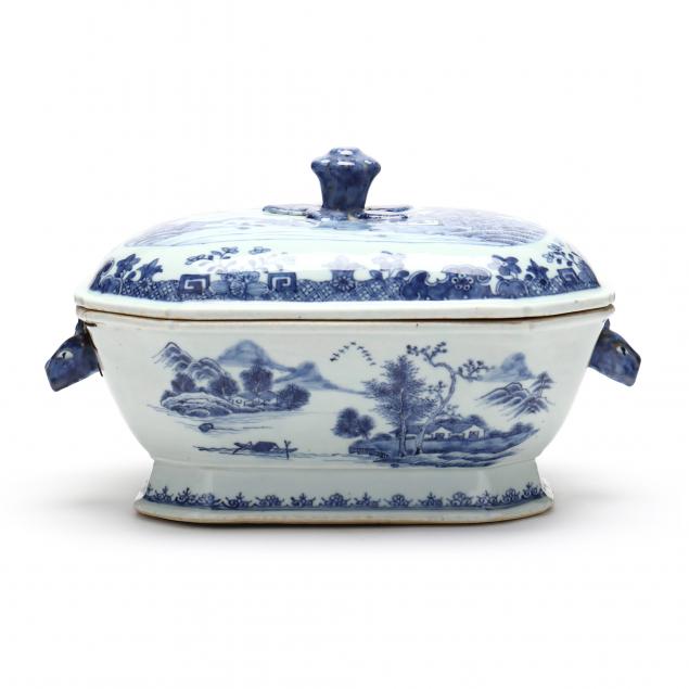 A CHINESE EXPORT PORCELAIN TUREEN 34727f