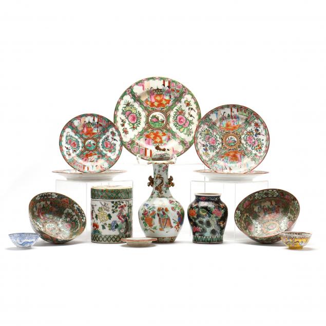 A COLLECTION OF ASIAN PORCELAIN TABLEWARE