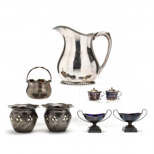 A GROUP OF VINTAGE AND ANTIQUE SILVERPLATE