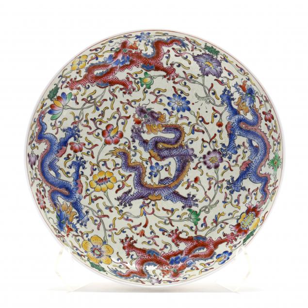 A LARGE CHINESE PORCELAIN DISH