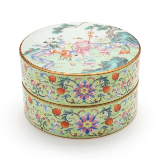 A CHINESE PORCELAIN FOOD CONTAINER
