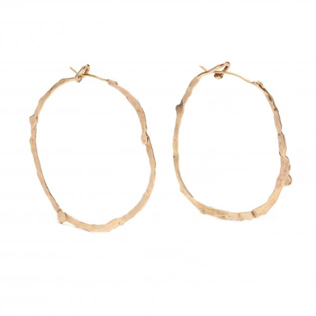 PAIR OF GOLD HOOP EARRINGS Delicate