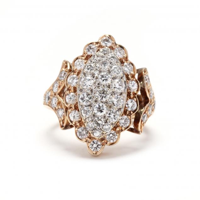 GOLD AND DIAMOND CLUSTER RING Centering