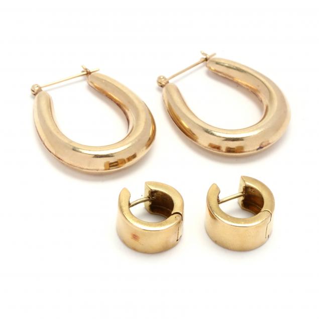 TWO PAIRS OF GOLD EARRINGS The 3457e9