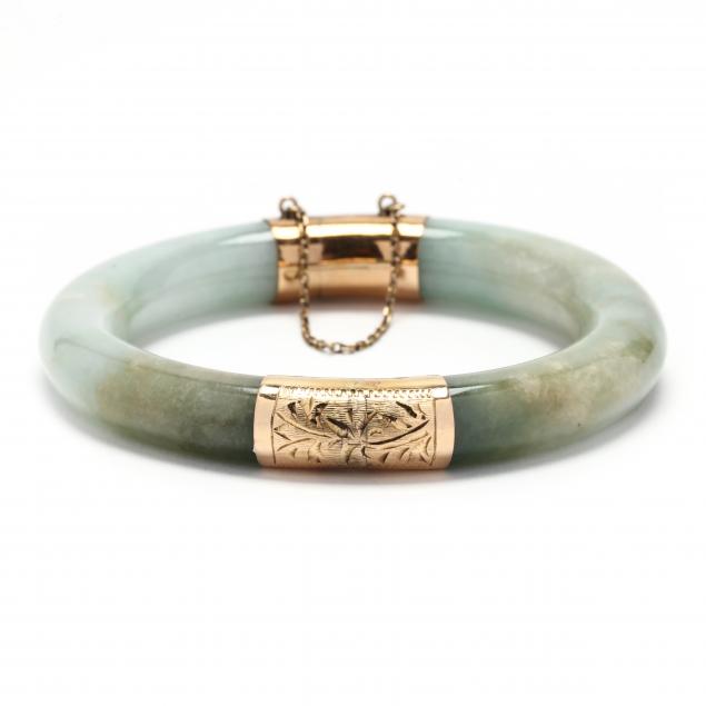 GOLD AND JADE BANGLE The carved