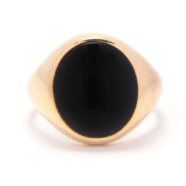 GENT S GOLD AND ONYX RING The oval 345855