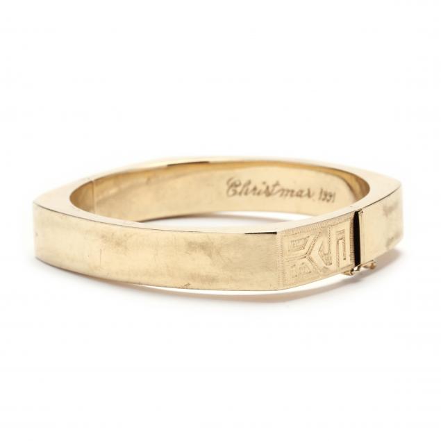 SQUARE GOLD BANGLE The hinged,