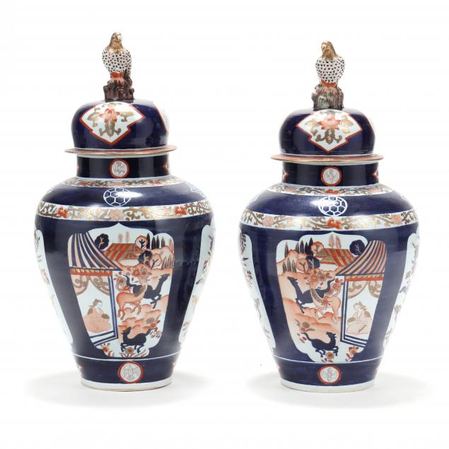 A PAIR OF LARGE IMARI JARS WITH 345b7d