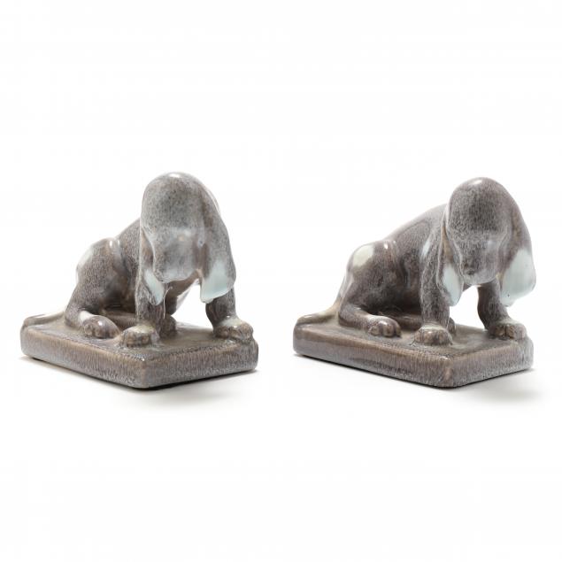 A PAIR OF ROOKWOOD HOUND DOG FORM BOOKENDS