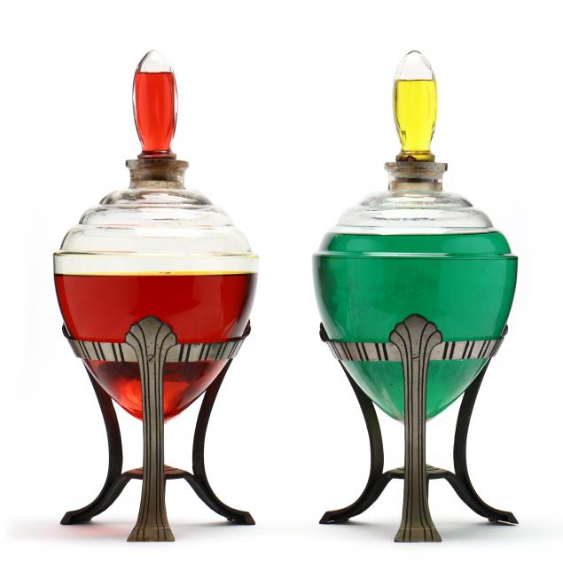 A PAIR OF ART DECO STANDING SHOW