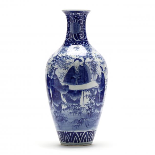 A CHINESE PORCELAIN BLUE AND WHITE VASE