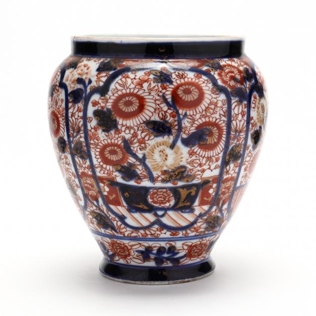 AN EARLY JAPANESE PORCELAIN IMARI VASE