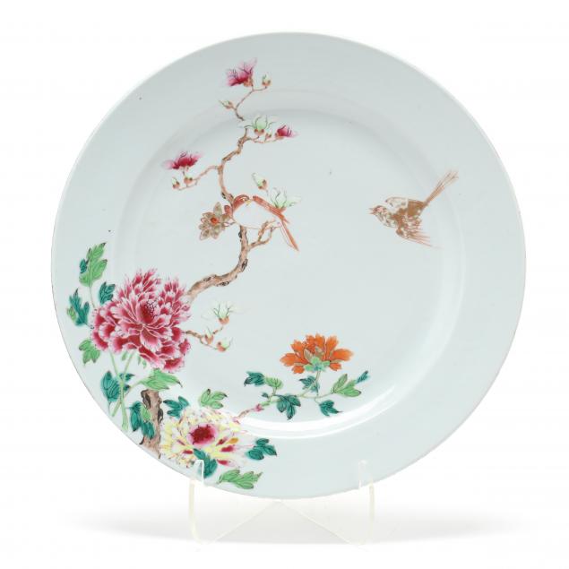 A CHINESE PORCELAIN CHARGER WITH