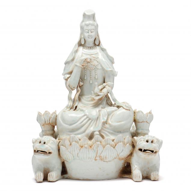 A CHINESE PORCELAIN GUANYIN SCULPTURE