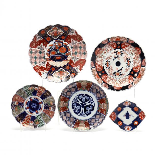 A GROUP OF JAPANESE IMARI PORCELAIN 349c67