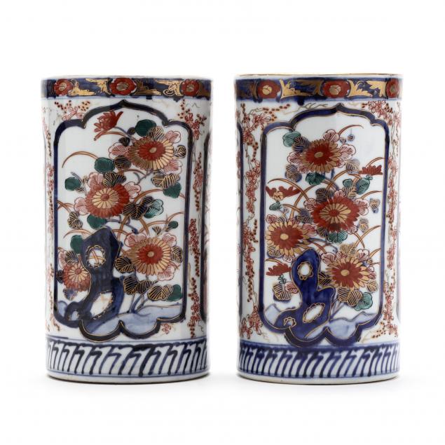 A PAIR OF IMARI PORCELAIN CYLINDER 349ea8