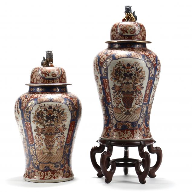 A PAIR OF IMARI LIDDED FLOOR VASES 34a104