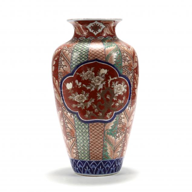 A JAPANESE IMARI FLOOR VASE Early 34a105