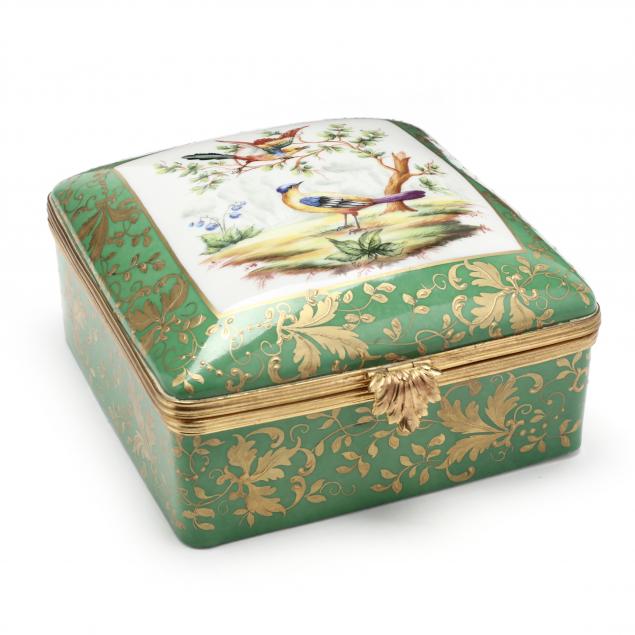 LIMOGES DRESSER BOX The hinged lid hand-painted