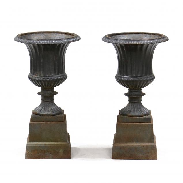PAIR OF CLASSICAL STYLE IRON URNS 34a301