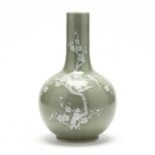 A CHINESE CELADON GROUND VASE 