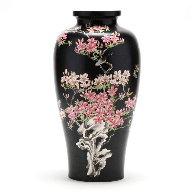 A JAPANESE PORCELAIN VASE WITH