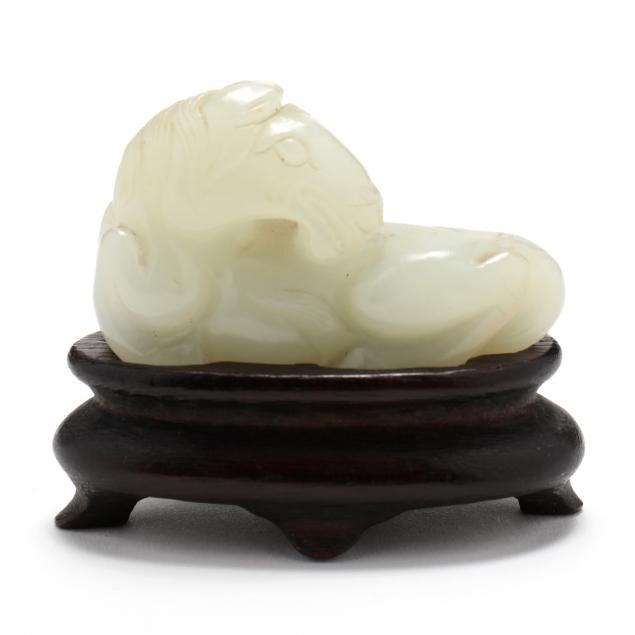 A CHINESE JADE CARVING OF A RECUMBENT 34806e