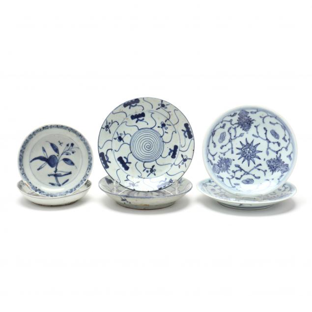 A GROUP OF MING DYNASTY BLUE AND