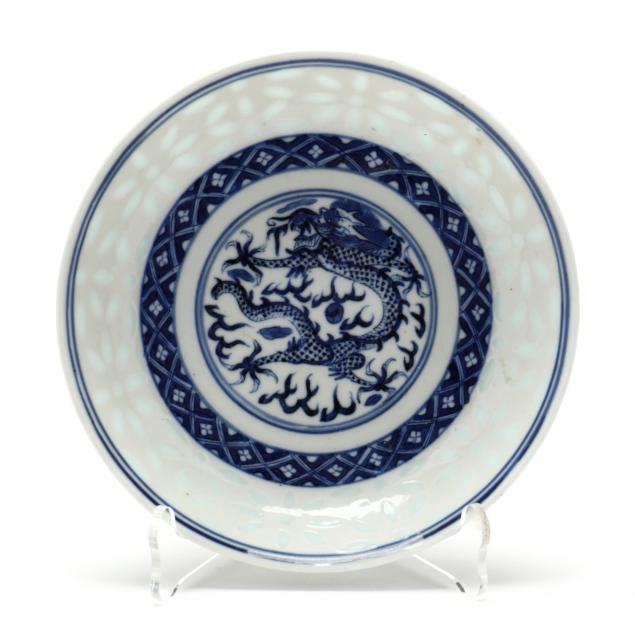 A CHINESE BLUE AND WHITE DISH WITH DRAGON