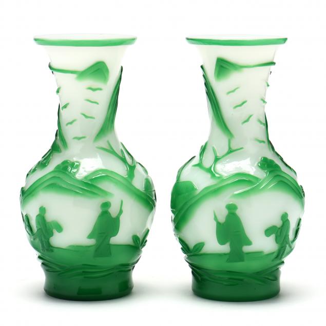 A PAIR OF CHINESE PEKING GLASS