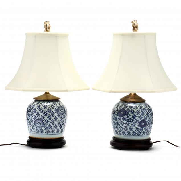 A PAIR OF CHINESE BLUE AND WHITE 3480de