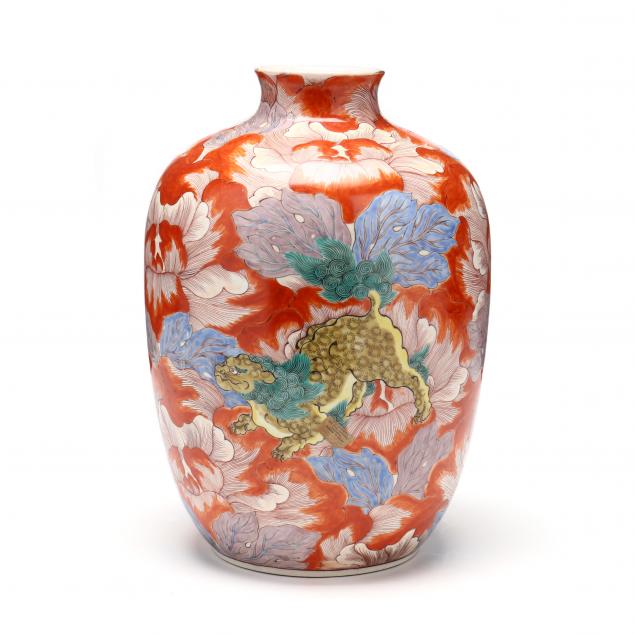 A JAPANESE PORCELAIN VASE WITH