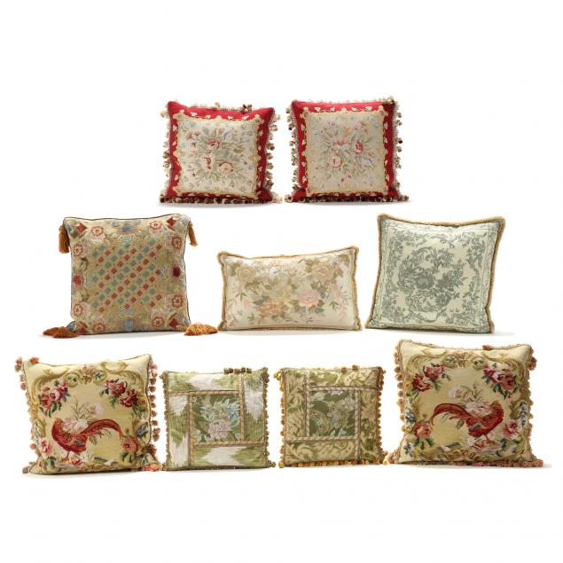 A GROUPING OF NINE DECORATIVE PILLOWS 3481c0