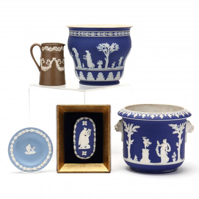 A SELECTION OF FIVE PIECES JASPERWARE 34820f